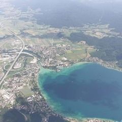 Flugwegposition um 12:45:50: Aufgenommen in der Nähe von Gemeinde Seewalchen am Attersee, Österreich in 2068 Meter